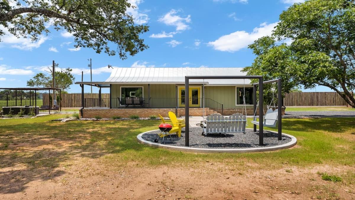 Blumenhaus Sleeps 6 Full Kitchen Plus Hot Tub Fredericksburg Exterior foto