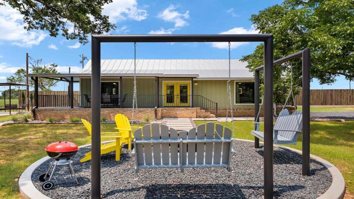 Blumenhaus Sleeps 6 Full Kitchen Plus Hot Tub Fredericksburg Exterior foto